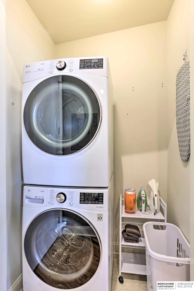 210 S 16th St S Unit 918, Omaha, NE 68102 - laundry area featuring stacked washing machine and dryer