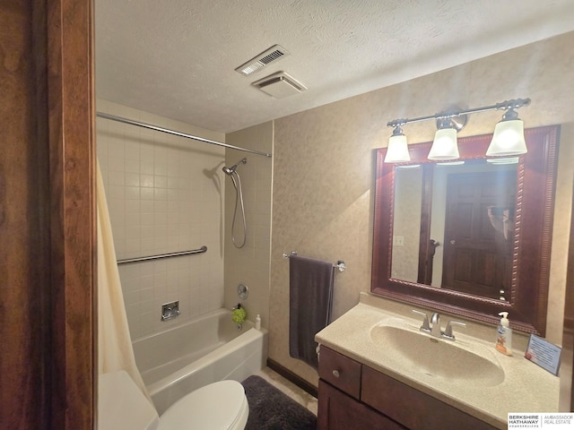 1924 W 8th Ave, Plattsmouth, NE 68048 - bathroom featuring toilet, shower / tub combo with curtain, vanity, and a textured ceiling