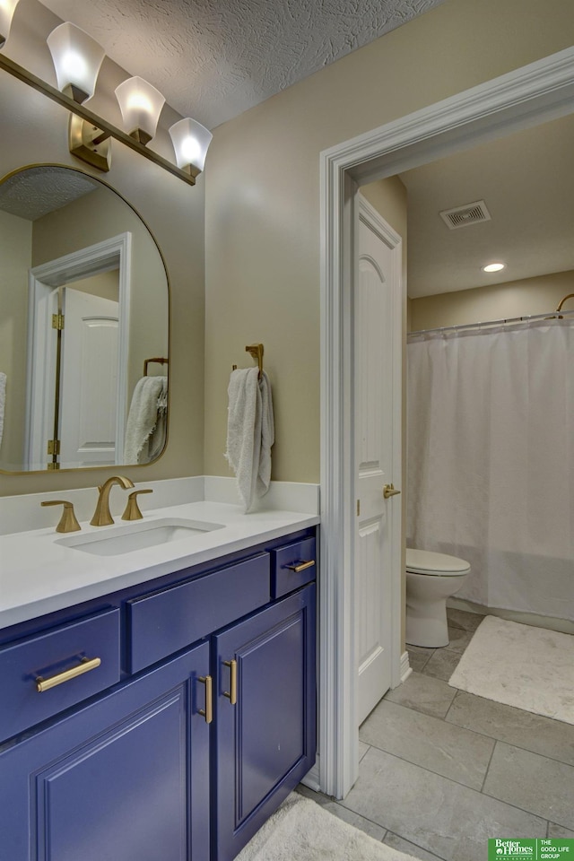 full bath with toilet, vanity, and a shower with shower curtain