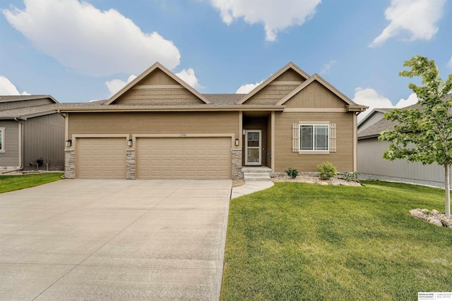 view of front facade featuring a garage, driveway, and a front lawn