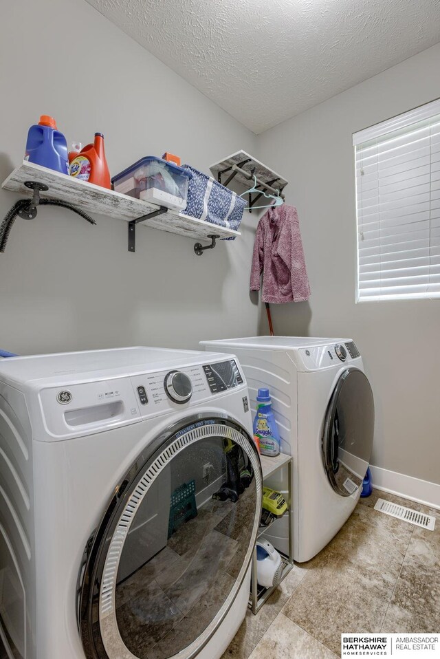2310 Acorn Dr, Plattsmouth, NE 68048 - laundry area with independent washer and dryer, a textured ceiling, and baseboards