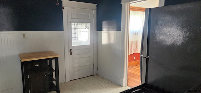 942 Manatt St, Lincoln, NE 68521 - entryway with wainscoting