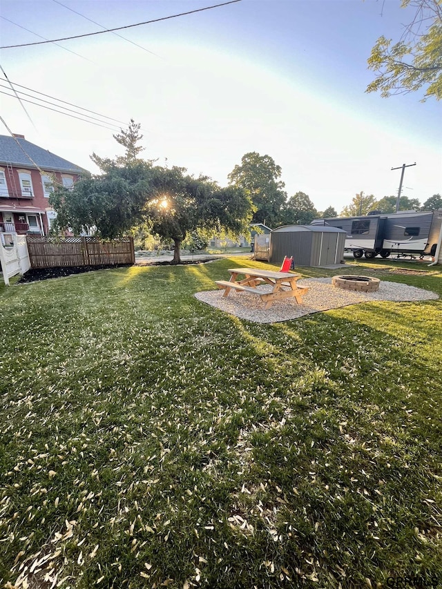 view of yard featuring a fire pit