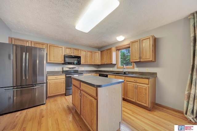 7910 Red Oak Rd, Lincoln, NE 68516 - kitchen featuring appliances with stainless steel finishes, a sink, dark countertops, light wood finished floors, and a textured ceiling