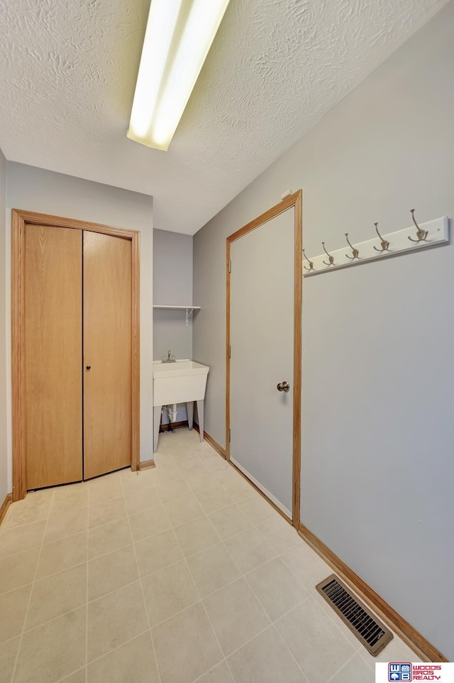 7910 Red Oak Rd, Lincoln, NE 68516 - unfurnished bedroom featuring a textured ceiling, a closet, and baseboards