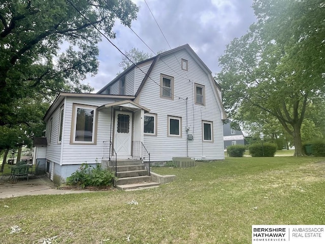 1200 H St, Pawnee City, NE 68420 - colonial inspired home with a front lawn and a gambrel roof
