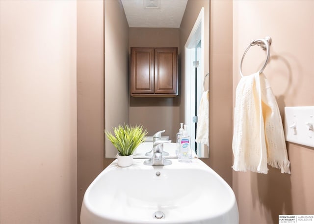 bathroom featuring a sink