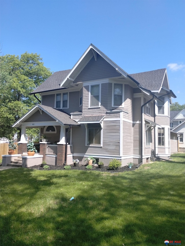 803 6th St, Fairbury, NE 68352 - view of front of property featuring roof with shingles and a front yard