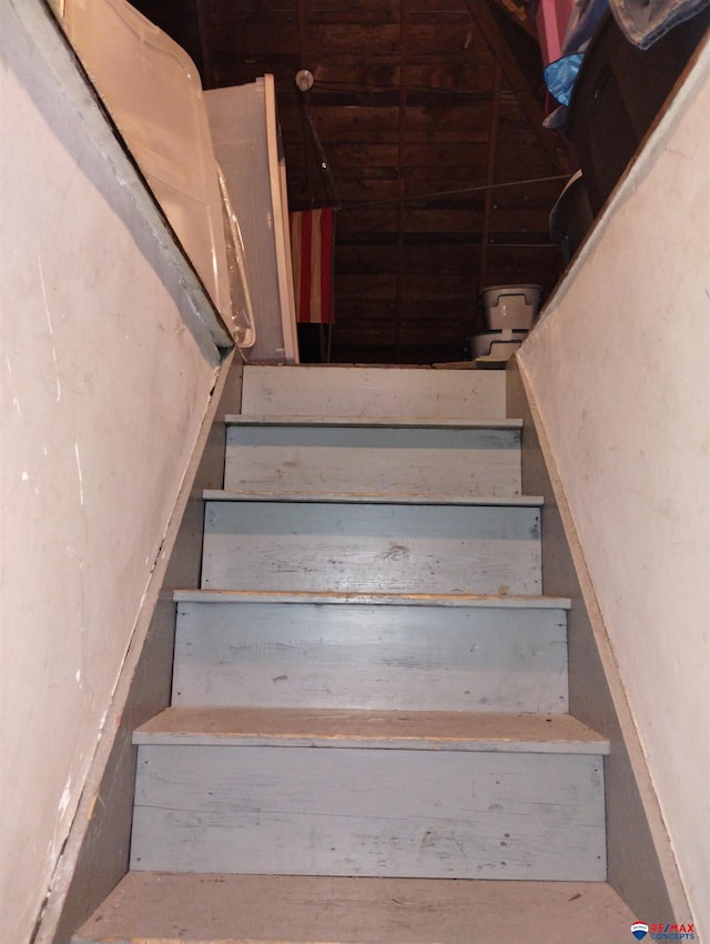 803 6th St, Fairbury, NE 68352 - view of stairs