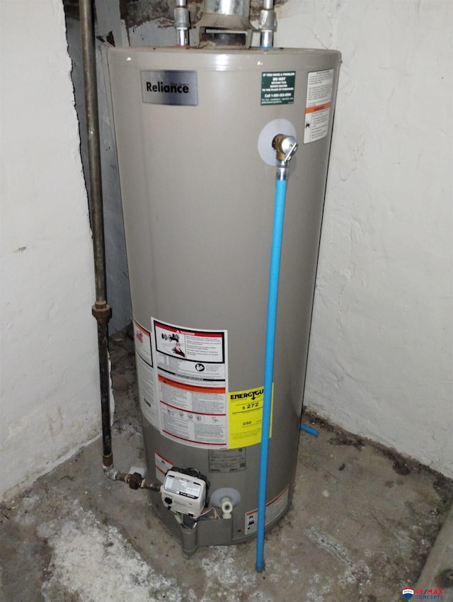 803 6th St, Fairbury, NE 68352 - utilities featuring gas water heater