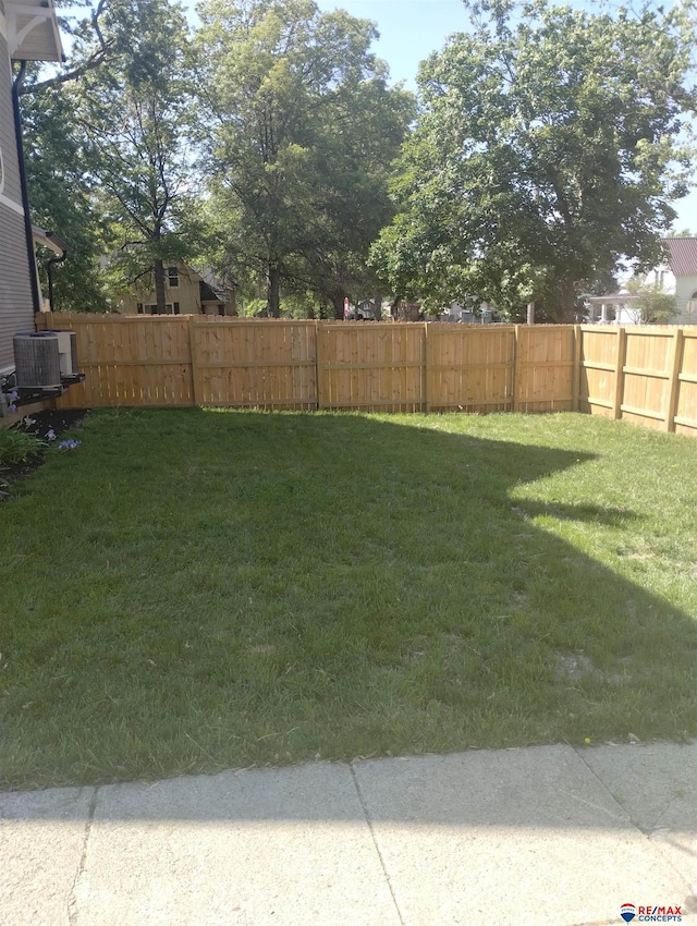 803 6th St, Fairbury, NE 68352 - view of yard featuring central AC