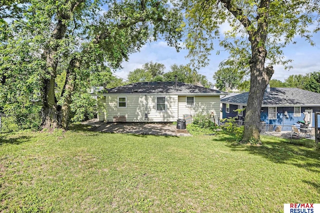 2137 S 49th St, Omaha, NE 68106 - back of property with a patio