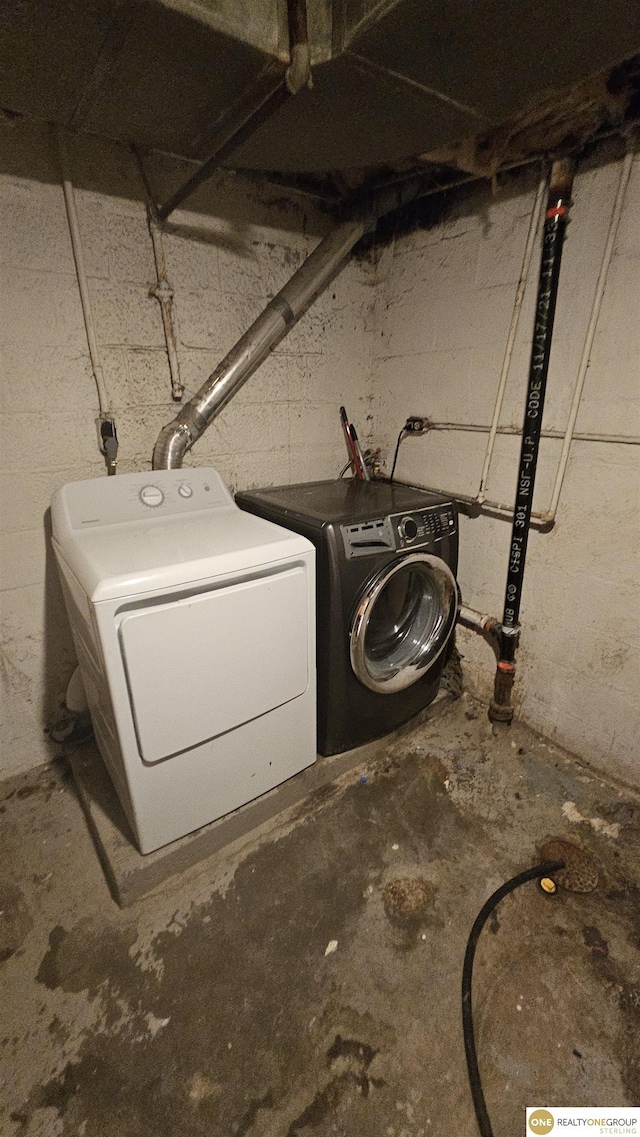 washroom featuring washing machine and clothes dryer