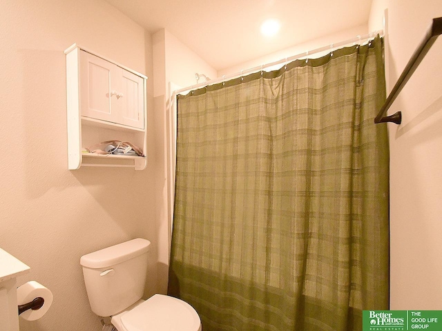 full bathroom with toilet and a shower with shower curtain