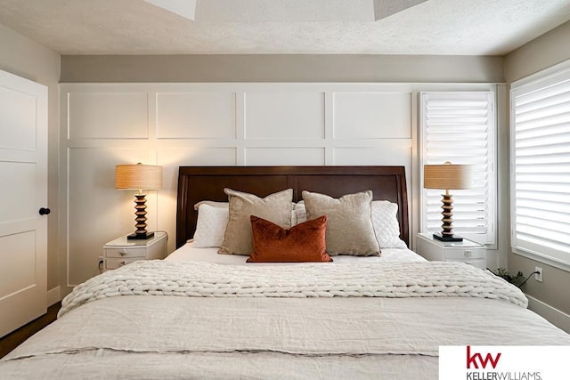 7815 Maui Cir, Papillion, NE 68046 - bedroom featuring a decorative wall