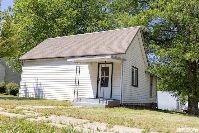547 I St, Pawnee City, NE 68420 - bungalow-style home featuring roof with shingles and a front yard