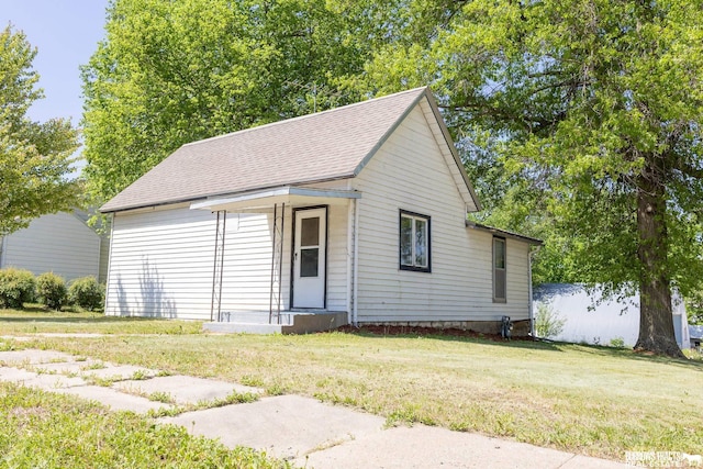547 I St, Pawnee City, NE 68420 - bungalow with a front yard and roof with shingles