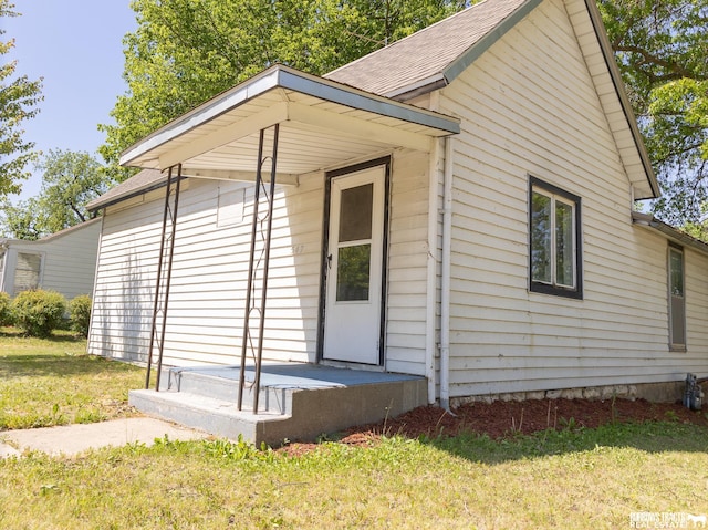 547 I St, Pawnee City, NE 68420 - view of side of home featuring a lawn and a shingled roof