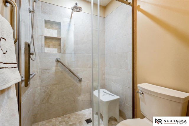 650 Heatherwood Dr, Fremont, NE 68025 - full bath featuring toilet and a shower stall