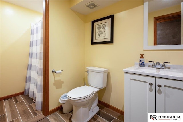 650 Heatherwood Dr, Fremont, NE 68025 - bathroom with toilet, vanity, baseboards, and curtained shower