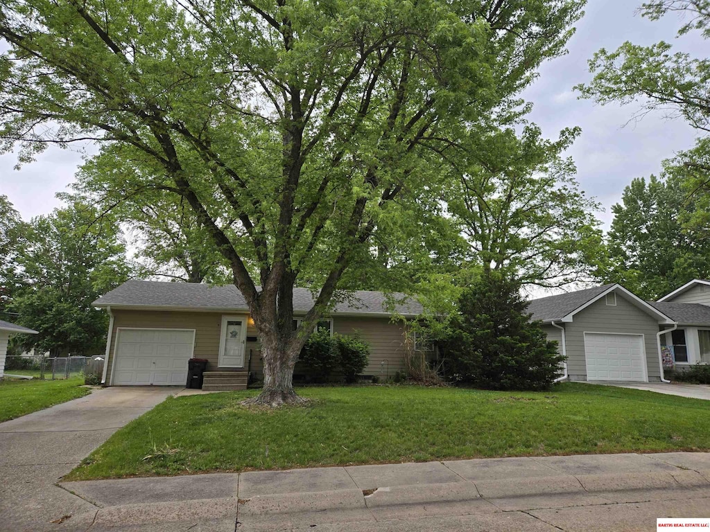 1622 N 12th St, Beatrice, NE 68310 - ranch-style home featuring driveway and a garage