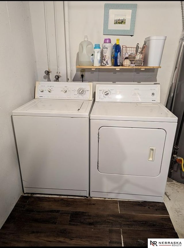 2515 3rd Street Plz, Omaha, NE 68108 - laundry room with washing machine and dryer and wood finished floors