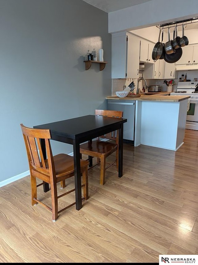 2515 3rd Street Plz, Omaha, NE 68108 - kitchen with white gas range oven, dishwasher, light wood-type flooring, and a peninsula