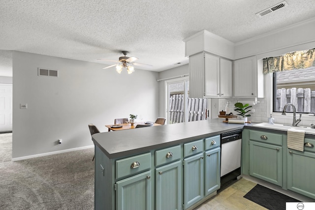 3400 Glenhaven Pl, Lincoln, NE 68506 - kitchen featuring a peninsula, a sink, a ceiling fan, dishwashing machine, and backsplash