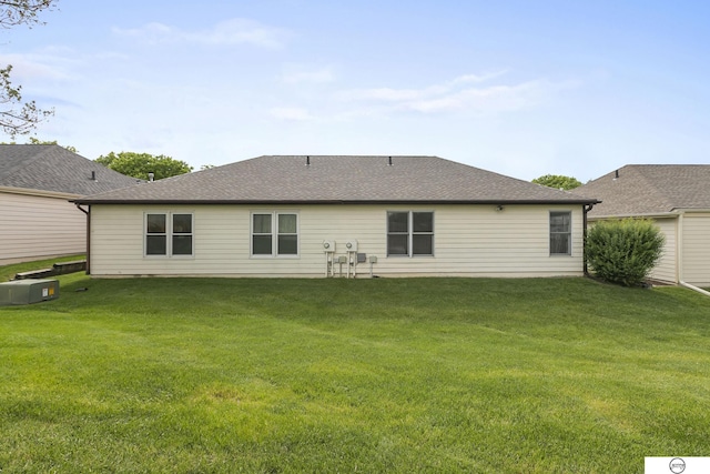 3400 Glenhaven Pl, Lincoln, NE 68506 - back of property featuring a lawn and roof with shingles