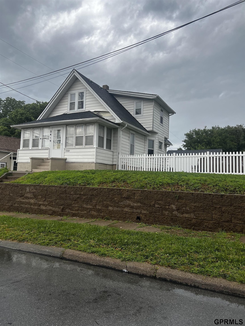2410 Bancroft St, Omaha, NE 68105 - view of front facade with entry steps