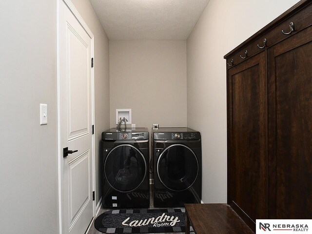 4062 W Gary Gately St, Lincoln, NE 68528 - laundry area featuring washing machine and dryer and a textured ceiling