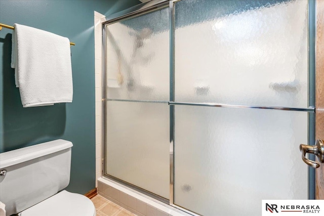 926 Iron Rd, Papillion, NE 68046 - bathroom featuring toilet and a shower with door