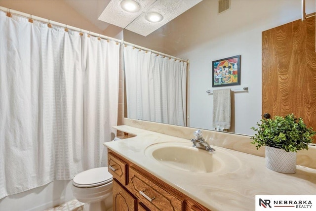 926 Iron Rd, Papillion, NE 68046 - full bath with vanity, toilet, and shower / bathtub combination with curtain