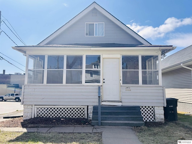 2413 Ohio St, Omaha, NE 68111 - view of front facade with a sunroom and entry steps