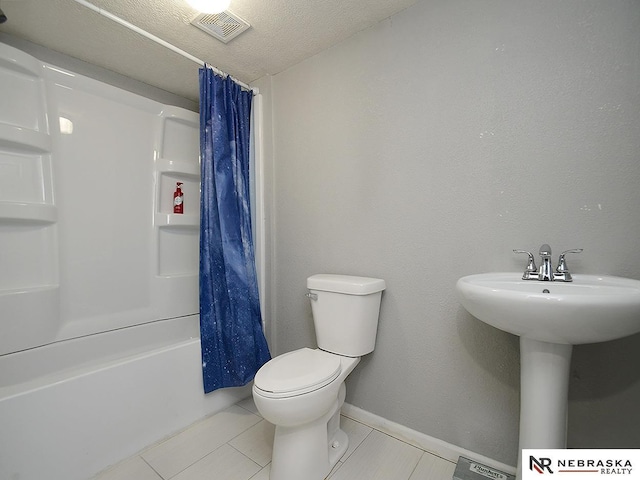 2413 Ohio St, Omaha, NE 68111 - full bath featuring toilet, tile patterned flooring, shower / bathtub combination with curtain, baseboards, and a sink