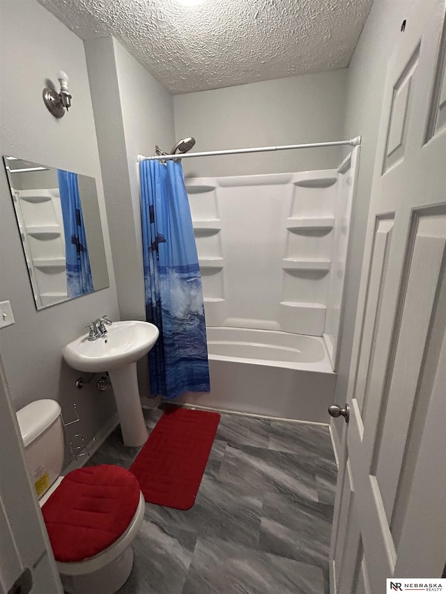 2413 Ohio St, Omaha, NE 68111 - full bath featuring toilet, shower / bath combo with shower curtain, and a textured ceiling