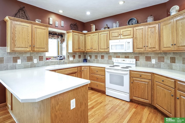 8112 Molokai Dr, Papillion, NE 68046 - kitchen featuring white appliances, a sink, a peninsula, light wood finished floors, and light countertops