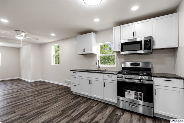 5435 S 18th St, Omaha, NE 68107 - kitchen featuring stainless steel appliances, a sink, dark wood-type flooring, plenty of natural light, and recessed lighting