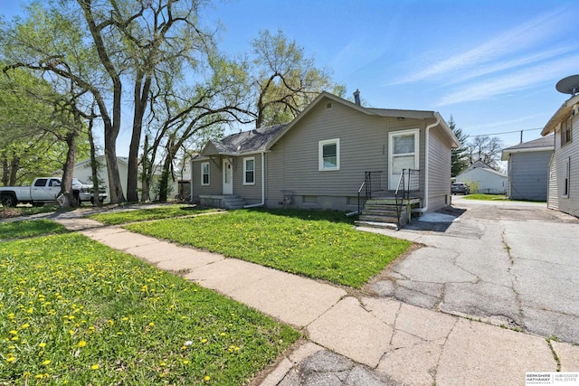 1152 N D St, Fremont, NE 68025 - view of front of property with a front lawn and driveway