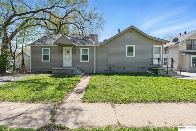1152 N D St, Fremont, NE 68025 - bungalow featuring a front lawn