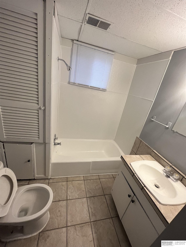 1152 N D St, Fremont, NE 68025 - full bath featuring toilet, washtub / shower combination, vanity, and tile patterned flooring