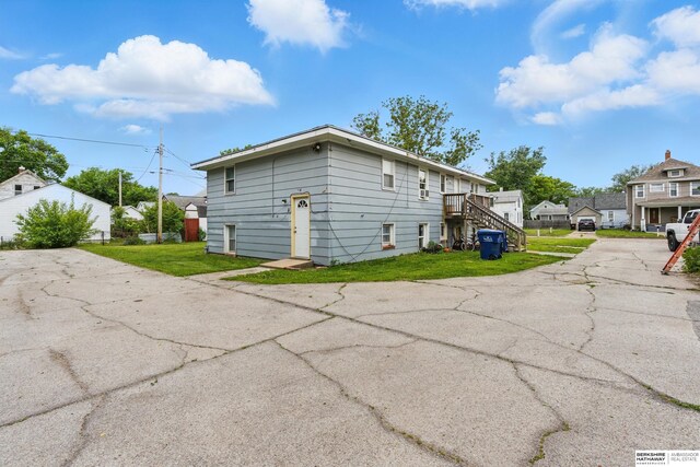 1152 N D St, Fremont, NE 68025 - view of side of home with a lawn