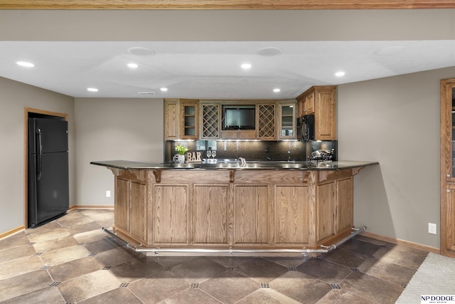 910 W Centennial Rd, Papillion, NE 68046 - kitchen with black appliances, backsplash, recessed lighting, a peninsula, and dark countertops