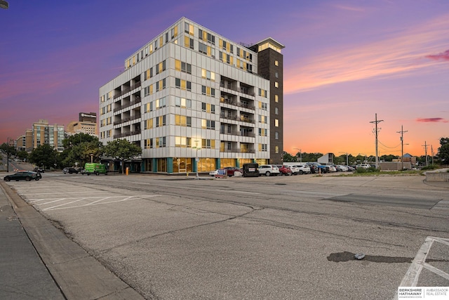 3000 Farnam St Unit 6H, Omaha, NE 68131 - view of building exterior with uncovered parking