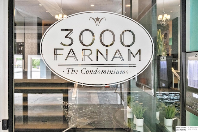 3000 Farnam St Unit 6H, Omaha, NE 68131 - detailed view of a chandelier