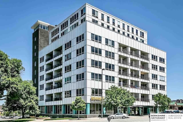 3000 Farnam St Unit 6H, Omaha, NE 68131 - view of apartment building / complex