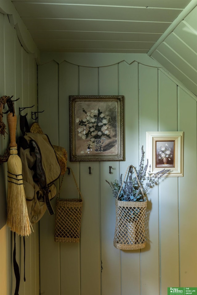 5147 Davenport St, Omaha, NE 68132 - detailed view of a decorative wall