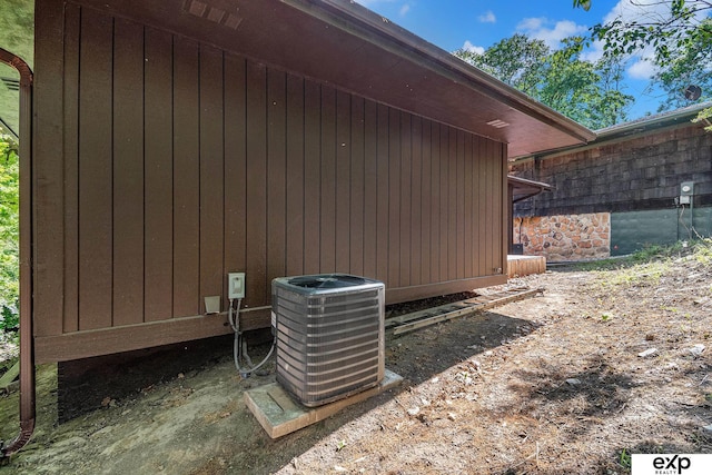 1214 Happy Hallow Ct, Plattsmouth, NE 68048 - view of property exterior with cooling unit