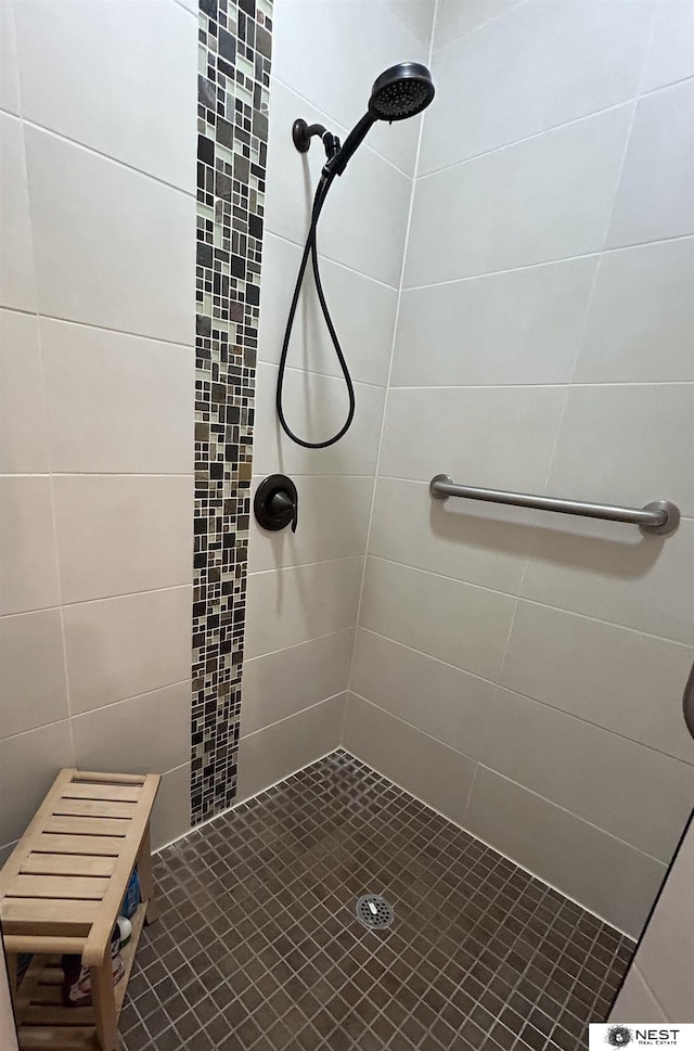 7521 Exbury Rd, Lincoln, NE 68516 - bathroom featuring tiled shower