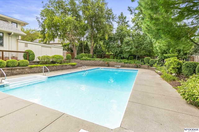 9826 Harney Pkwy N, Omaha, NE 68114 - swimming pool featuring a diving board